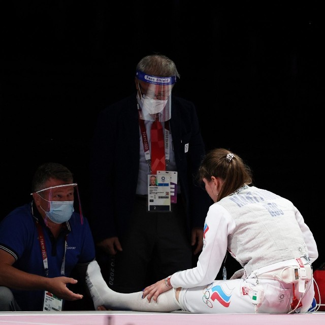 Российская рапиристка продолжила выступление после получения травмы и помогла нашей сборной выиграть золото