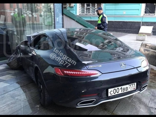 В Москве спорткар Mercedes AMG GT столкнулся с Mercedes E-200 и влетел в стену гостиницы на Тверской