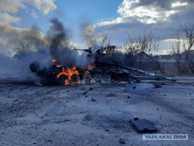 Местные жители и российский танк