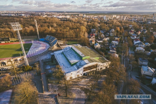 Валентин Иванович Дикуль поднял камень