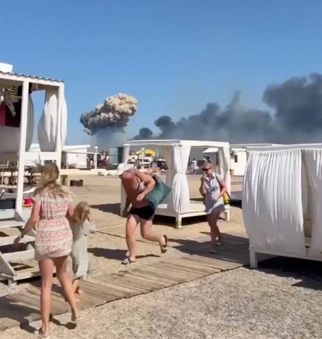 На Крымском мосту виден дым, движение перекрыто