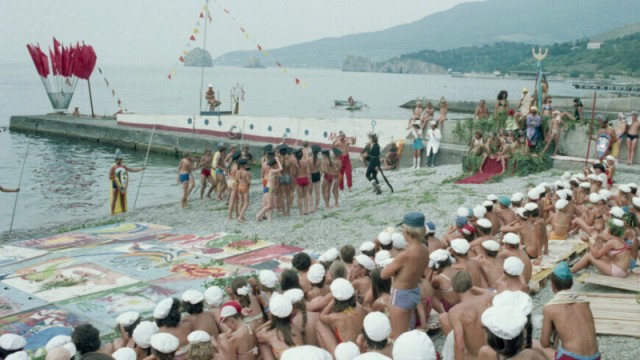Королевская ночь, «Зарница» и День Нептуна: семь традиций советских пионерских лагерей