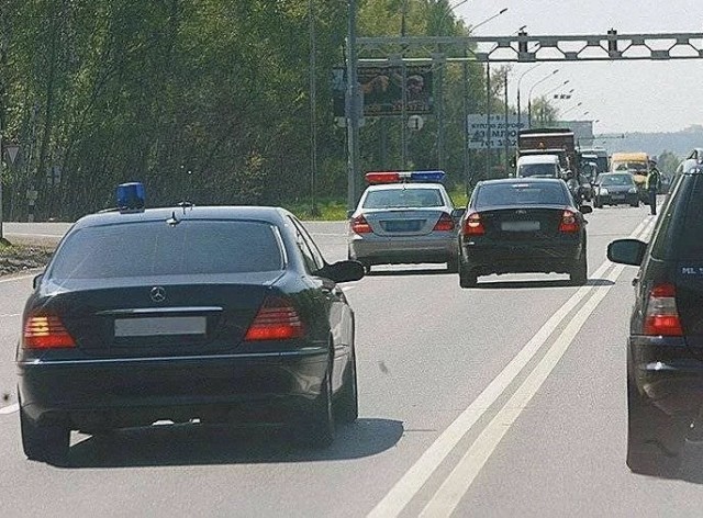 Почему встречные взрослые люди ходят по тротуару по правой от меня части этого тротуара?
