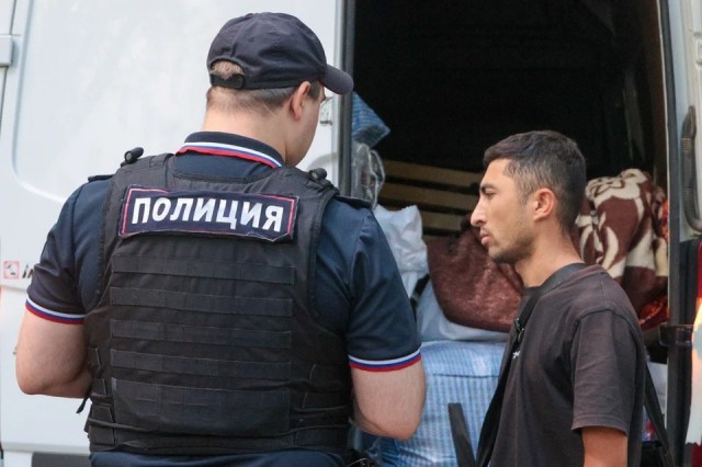 Нарушившие закон мигранты не смогут свободно въезжать в Россию, даже если у них здесь есть семья