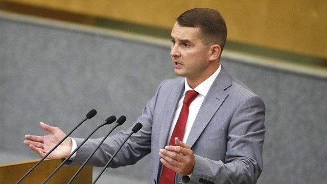 Депутат Нилов заявил, что зарплата у россиян должна расти ежегодно для всех сфер экономики и быть закреплена в ТК