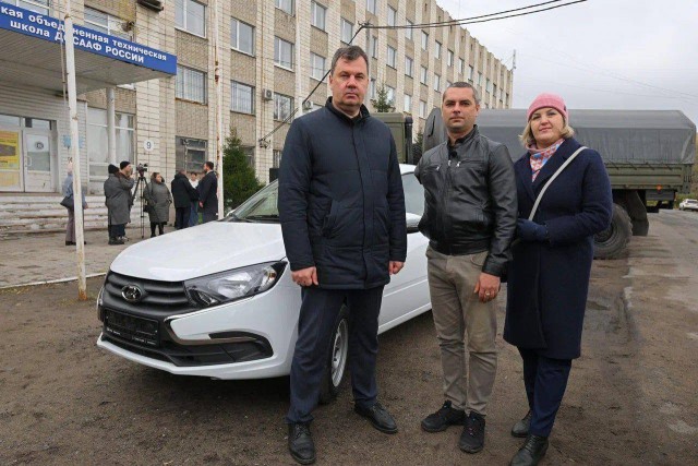 Ветерану СВО без правой руки передали белую «Ладу» с управлением под правую руку