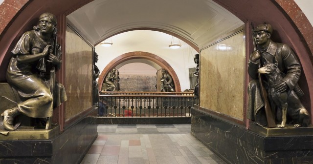 Мосгорнаследие объявило о реставрации многострадальных скульптур на «Площади Революции»