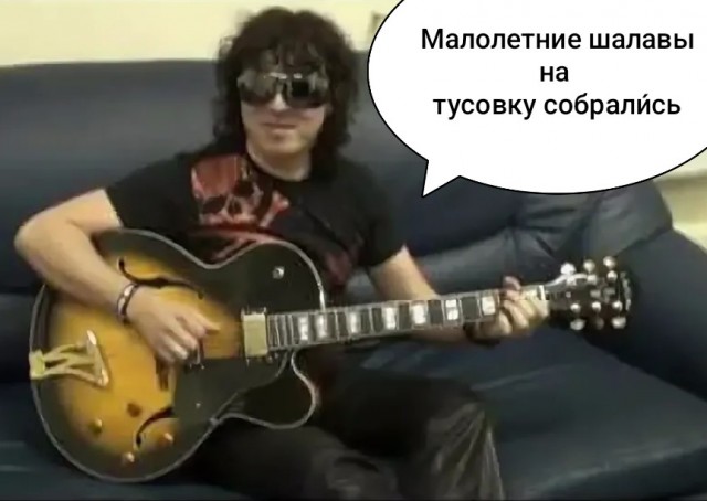 Фудкортницы захватывают торговые центры по всей России. Девочки-подростки хамят посетителям, бросаются едой и занимаютстолики на весь день