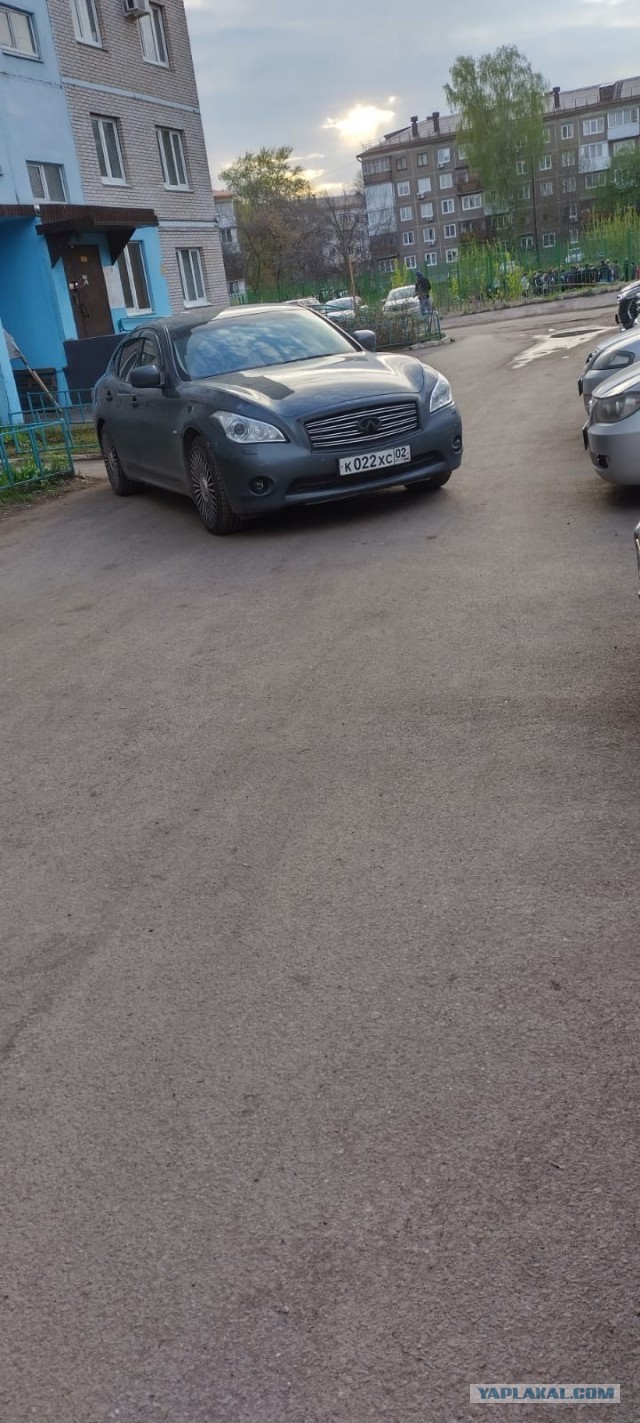 В Уфе неадекватный жилец терроризирует весь дом, блокируя выезд