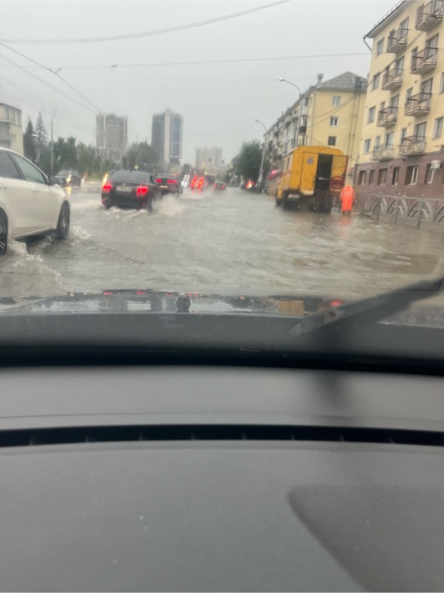 В Екатеринбурге три самолета сели на запасные аэродромы