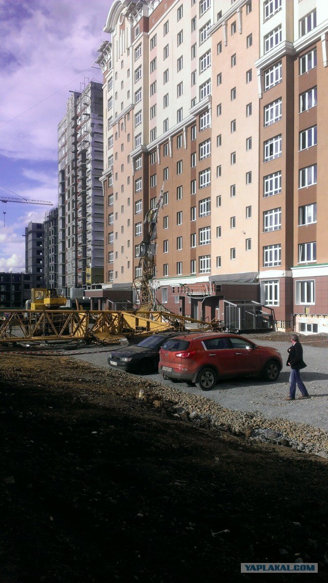 Кемерово. Упал строительный кран.