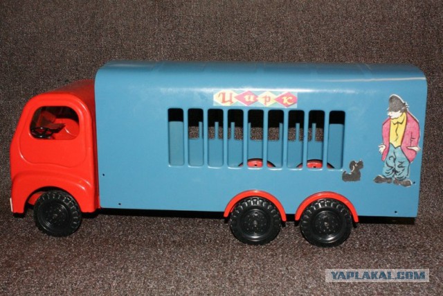 Игрушки СССР. Большие железные грузовики