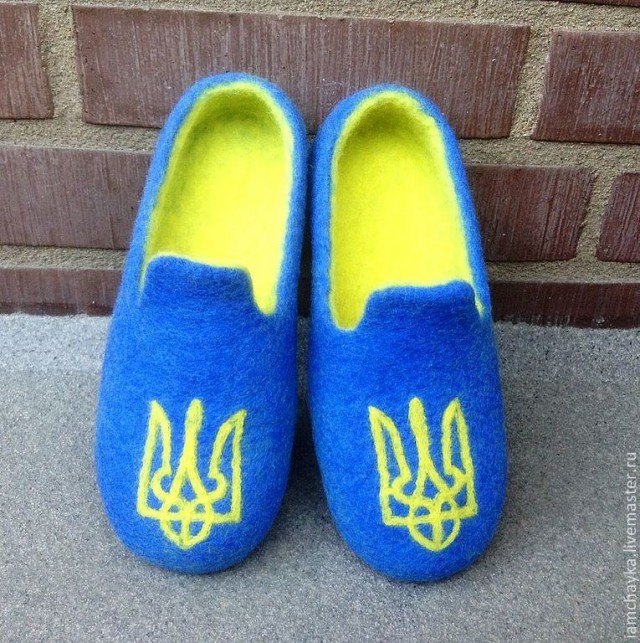 Журналисты высмеяли безвкусные желто-голубые туфли украинки, встречавшей Порошенко в США