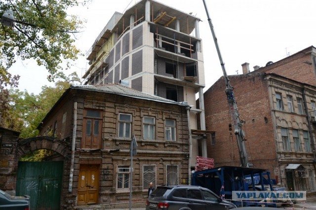 В Воронеже при сносе ветхого здания пробили стену бизнес-центра