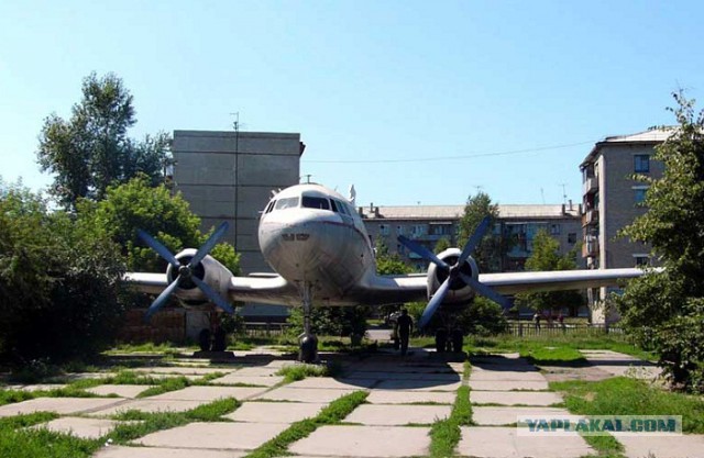 Самолет во дворе