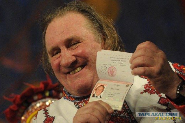Ворота "дачи дочери Путина" во Франции обклеили лозунгами против коррупции