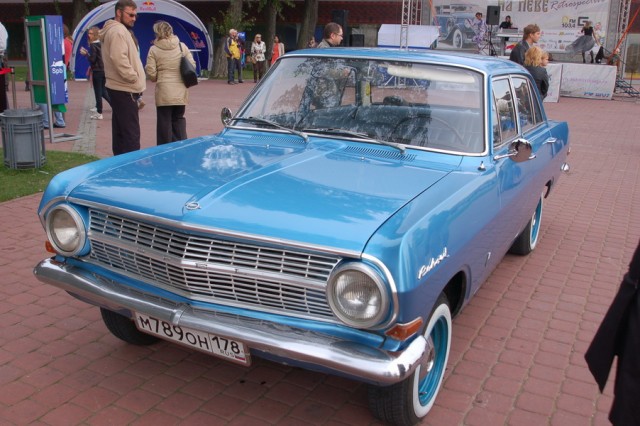 Авто Вернисаж на Неве.