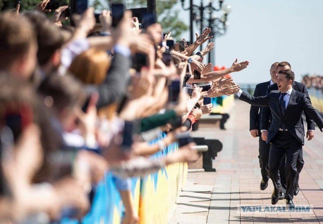 "Просто - Владимир". Зеленский попросил украинцев не обращаться к нему по имени-отчеству