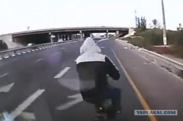 Видео о том, как Эдик Рябинов велосипедиста подбил