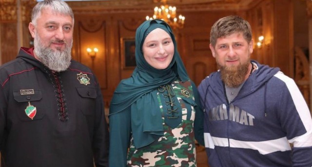 Я ем из золотых блюд, пью из хрустальных чаш