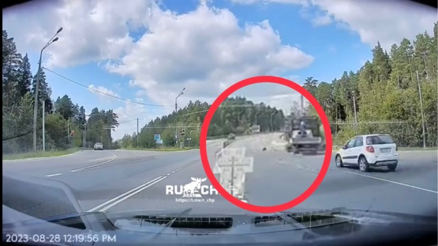 Судьба байкера неизвестна, но от отражения на лобовом тревожно...
