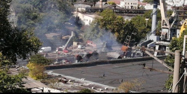 В Севастополе возник пожар после ракетной атаки