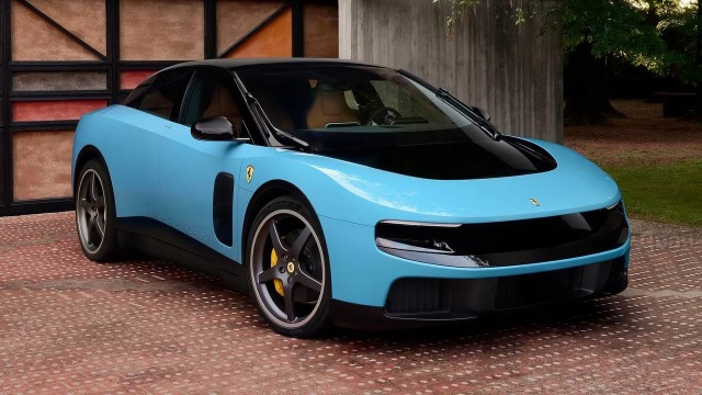 В cети вовсю высмеивают первую электричку от Ferrari — модель Luce
