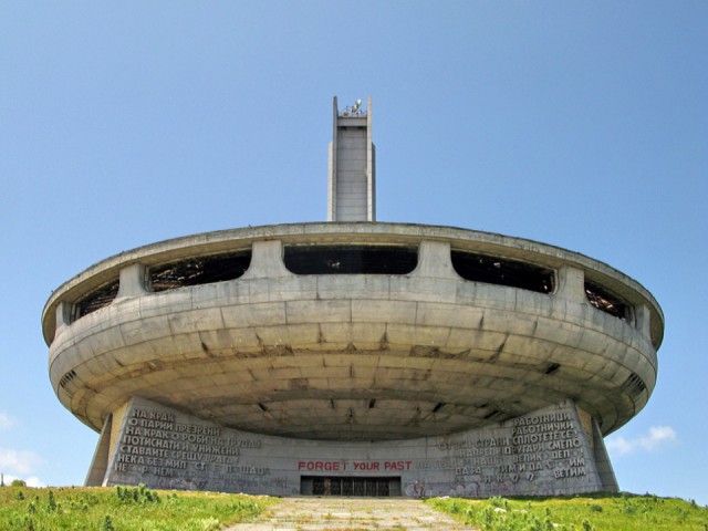 Брутальные колоссы: топ-15 самых жутких шедевров архитектуры