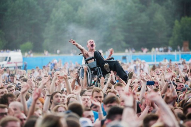 На минском рок-концерте толпа подняла на руки парня в инвалидной коляске