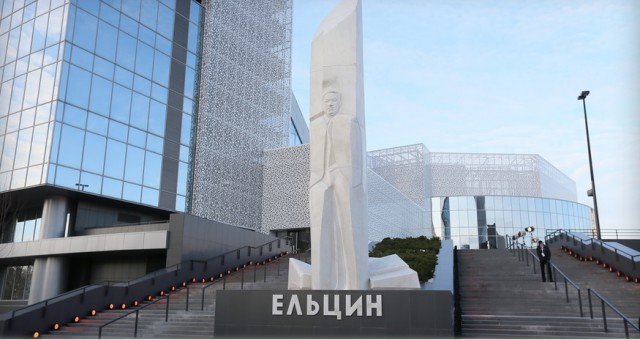 Вороны забросали камнями Ельцин-центр в Екатеринбурге
