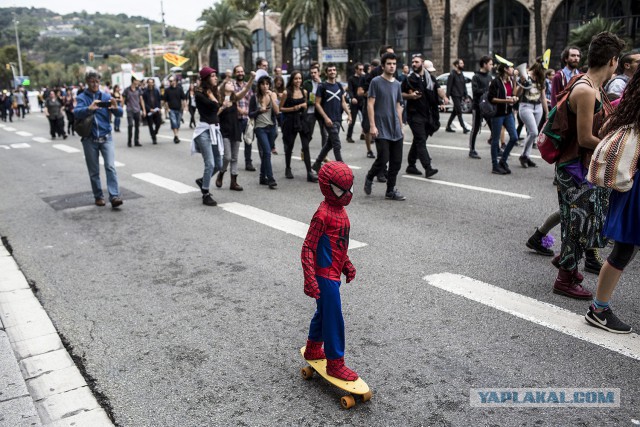 Каталония намерена провозгласить независимость в ближайшие дни. Немного фотографий на тему всеобщей забастовки.