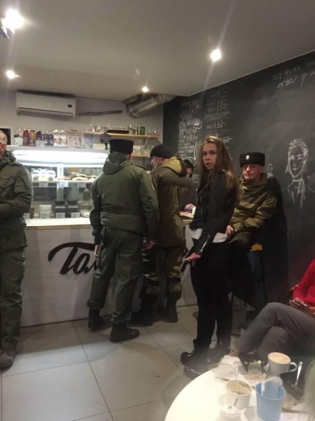Казаки с нагайками оккупировали кофейню, в которой проходит лекция СПИД-центра о сексуальном здоровье