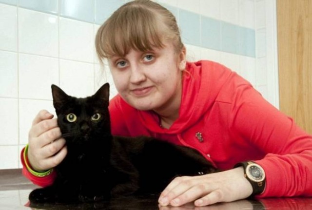 Кошка регулярно спасает девушке жизнь