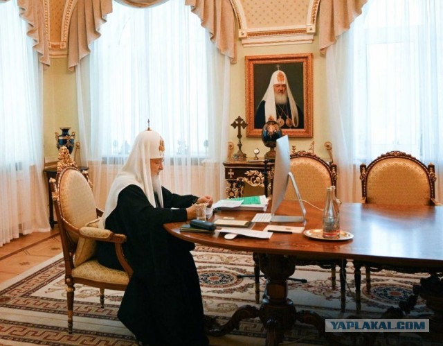 Вопрос: Зачем Гундяеву в кабинете Гундяева портрет Гундяева?