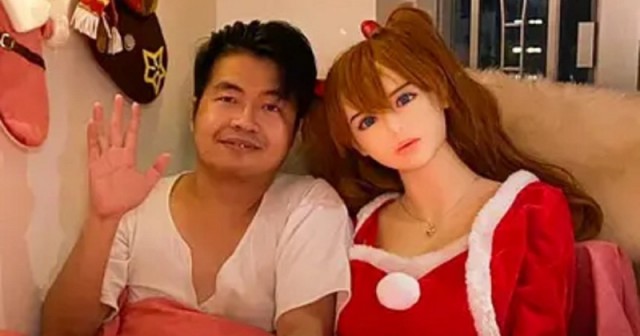 В семье китайца, женатого на секс-кукле, «родился» игрушечный ребенок