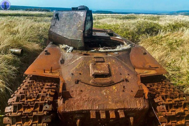 Заброшенные старые танки ИС-2 на Курилах. Они служили для защиты от высадки японского десанта