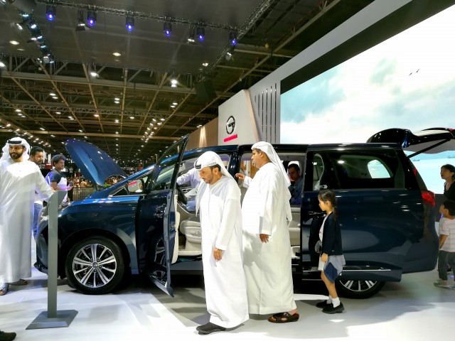 Прокуратура ОАЭ ищет автора вирусного видео про богача в автосалоне: Автора ролика планируют задержать и судить