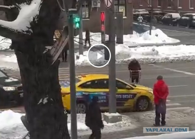 Водитель BMW перекрыл дорогу в Москве