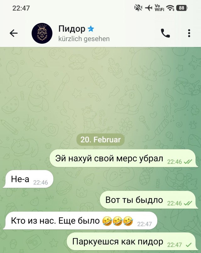 Мужчина оригинально решил проблему стоянки автомобиля "застолбив" сразу два места