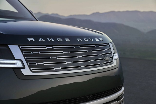 Гамма Range Rover пополнилась электрическим вариантом. Цена элитного внедорожника доходит до 300 000 долларов