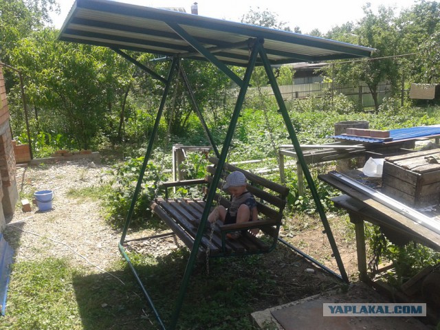 Качели из хлама