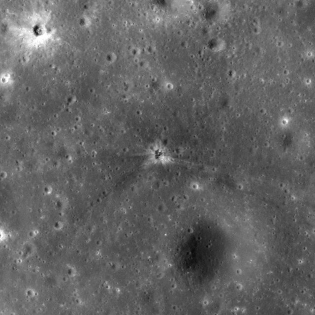 На Луне нашли место падения ускорителя Apollo 16