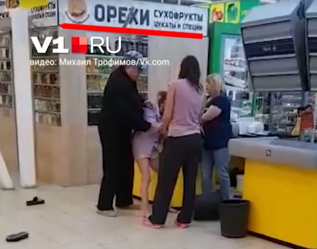 В Волгограде на видео попало избиение женщины сотрудниками сетевого магазина