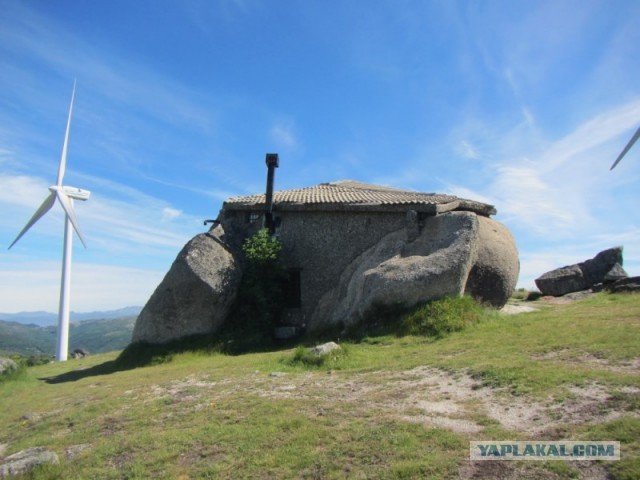 Дом, основой которого стали огромные валуны (Casa do Penedo, Португалия)