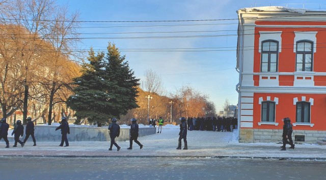 Странный момент запечатлели на камеру: Омоновцы чуть не задержали мужчину, но тот стал что-то показывать и парня отпустили
