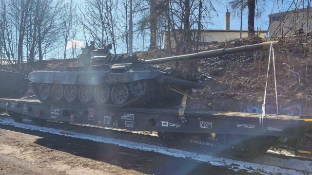 Чехия отправила на Украину эшелон с танками Т-72М1 и БМП