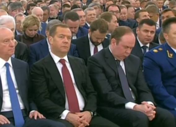 Медведев притащил на выступление Путина помощника, который будет спать вместо него.