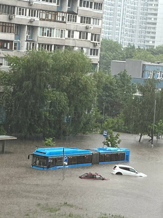 Москву снова затопило. Деревья повалило. В небе молнии