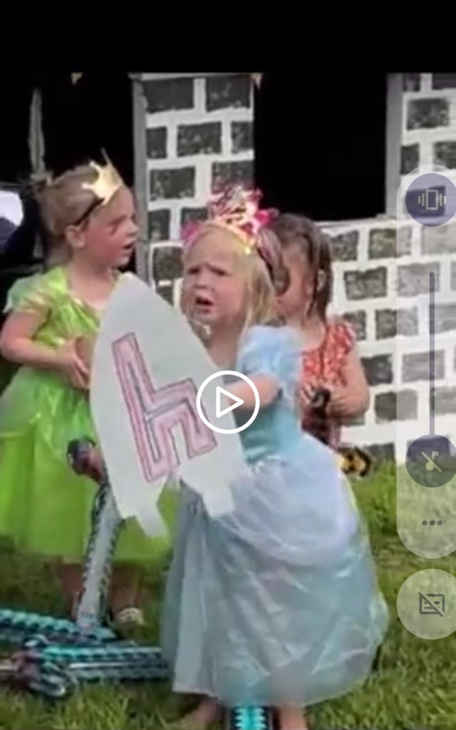 Страшный огнедышащий дракон против вооруженных детей