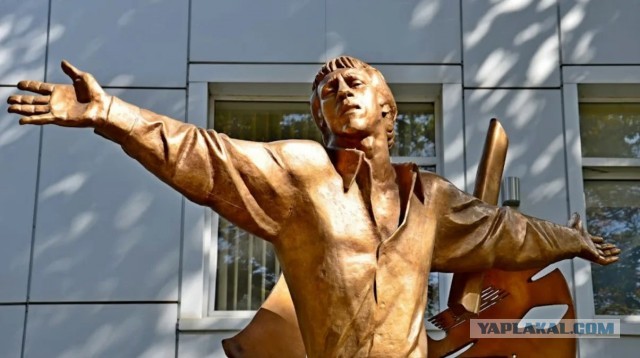 В Одессе снесли памятник Высоцкому